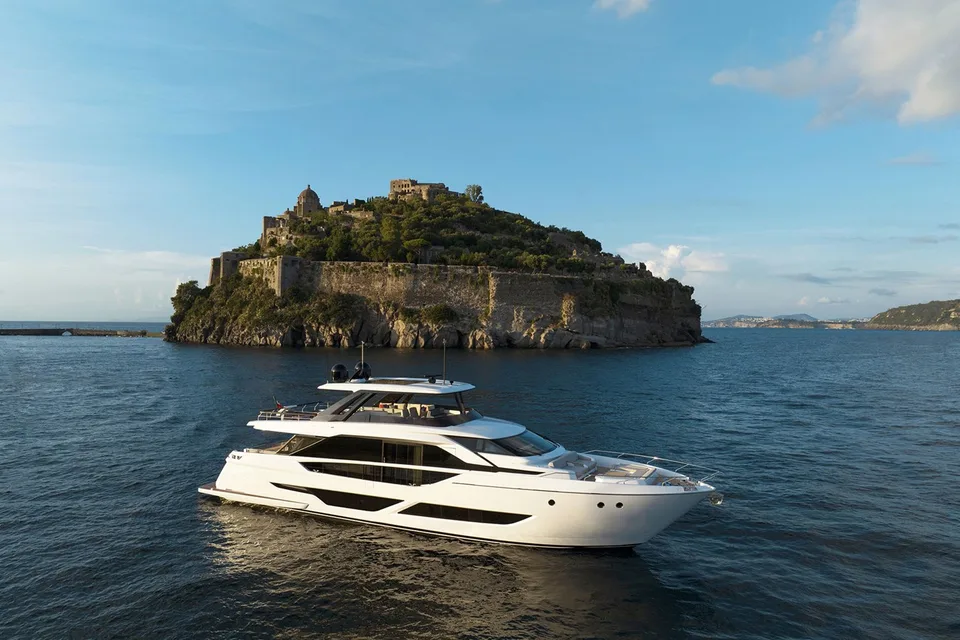 Ferretti Yachts 860