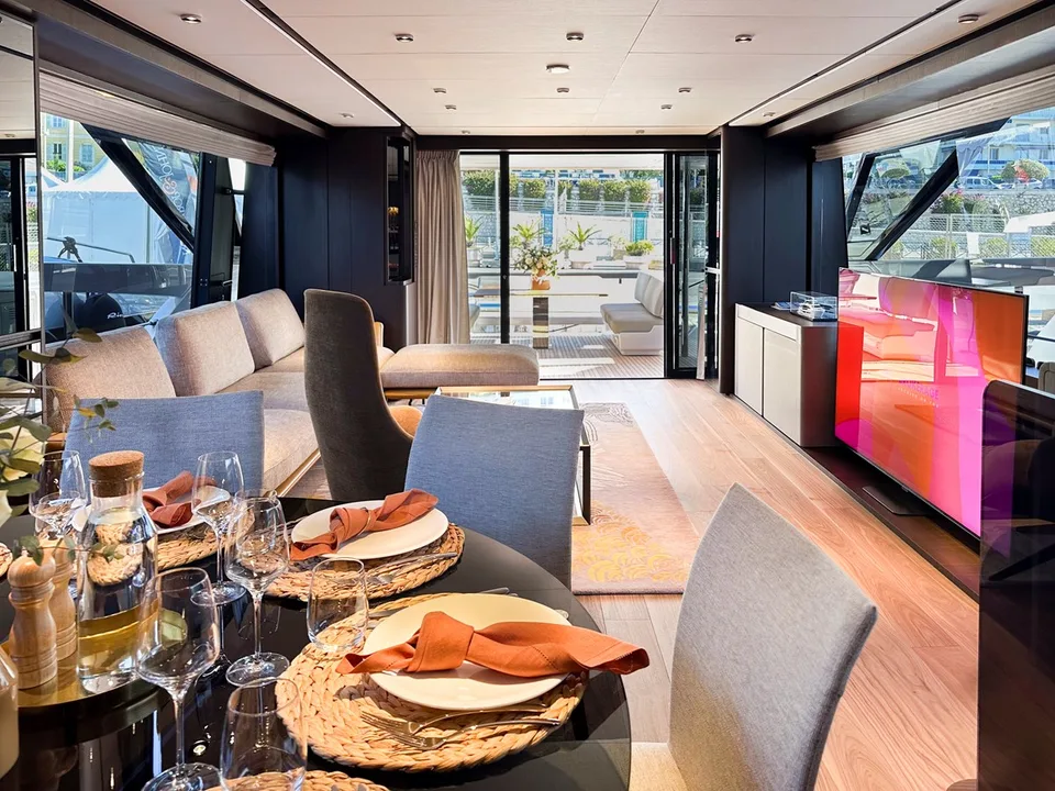 Ferretti Yachts 860