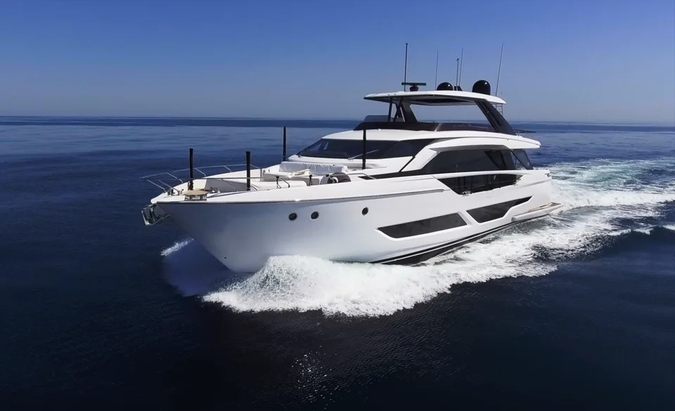Ferretti Yachts 860