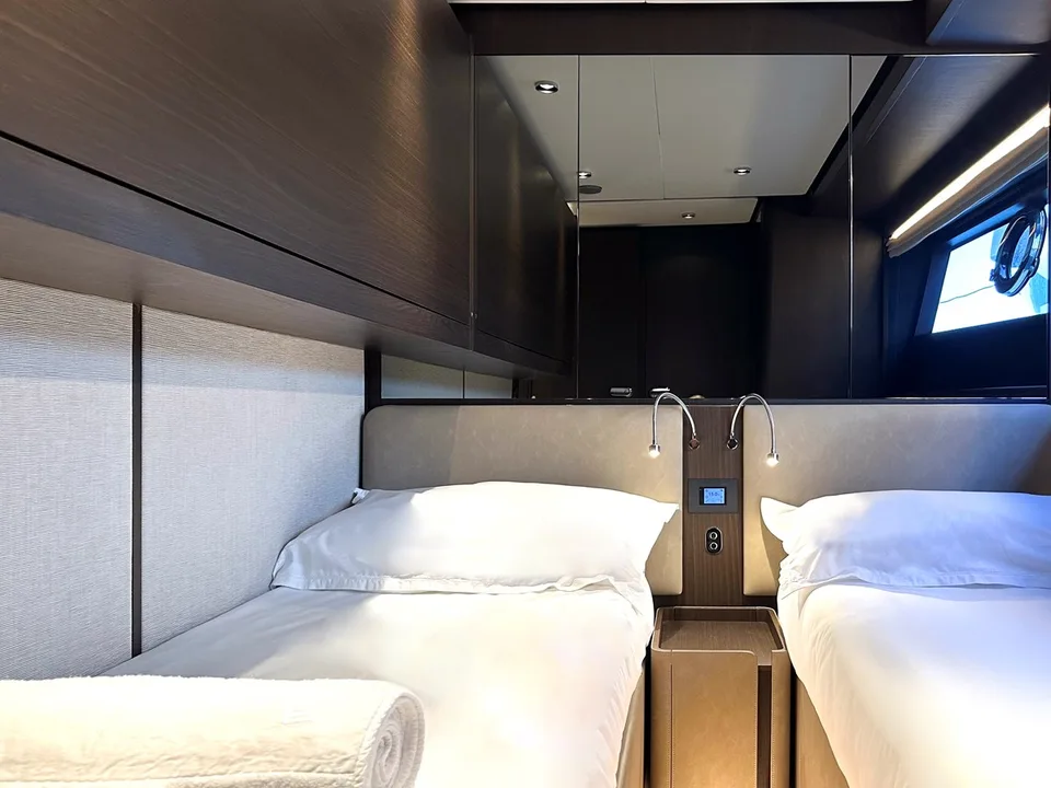 Ferretti Yachts 860