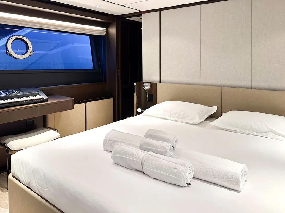 Ferretti Yachts 860