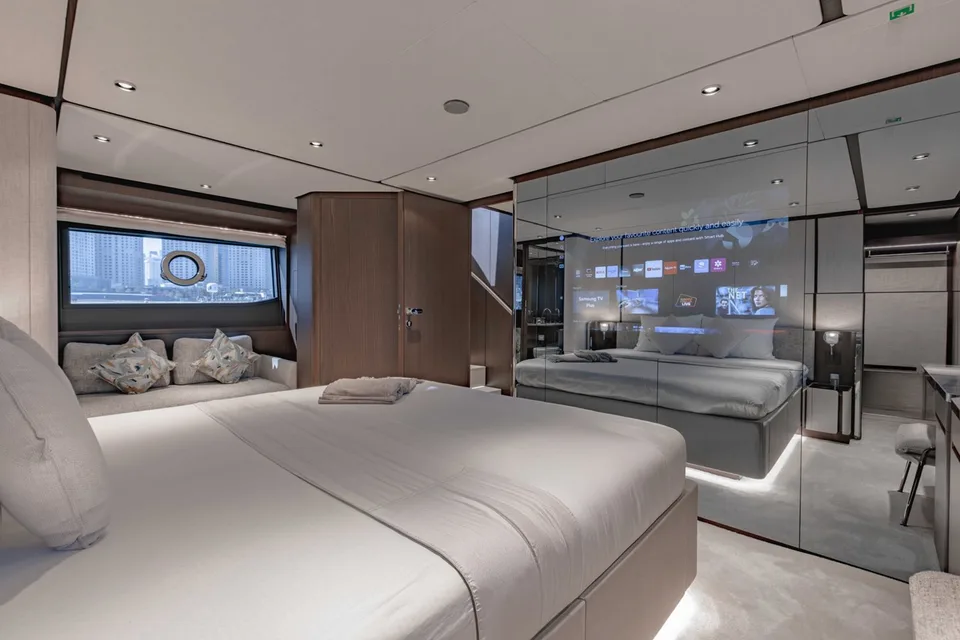 Ferretti Yachts 860