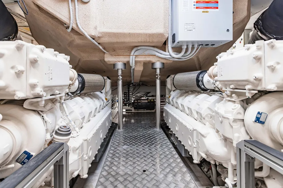Ferretti Yachts 860
