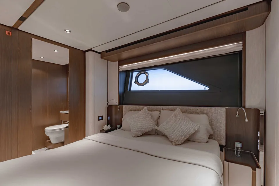 Ferretti Yachts 860