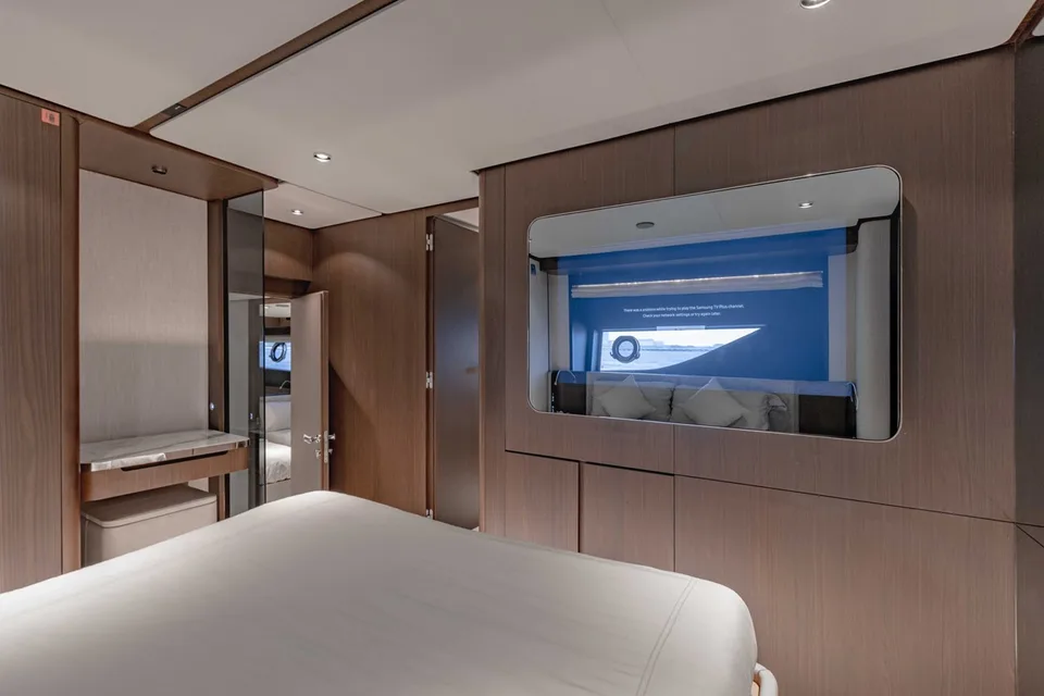 Ferretti Yachts 860