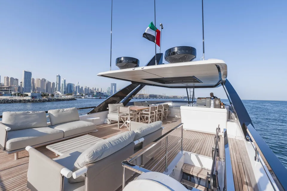 Ferretti Yachts 860