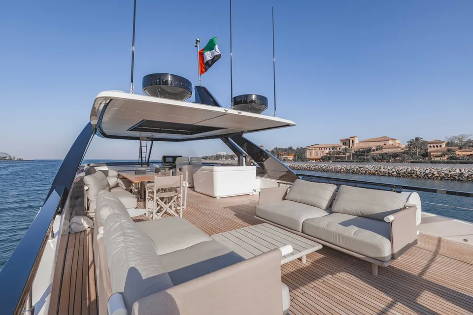 Ferretti Yachts 860