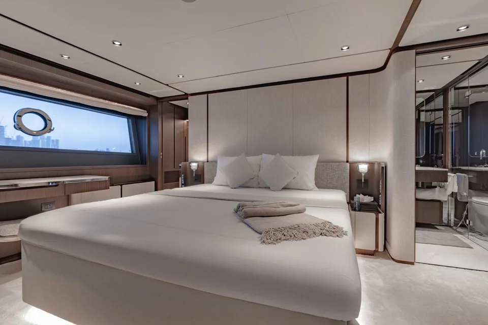 Ferretti Yachts 860