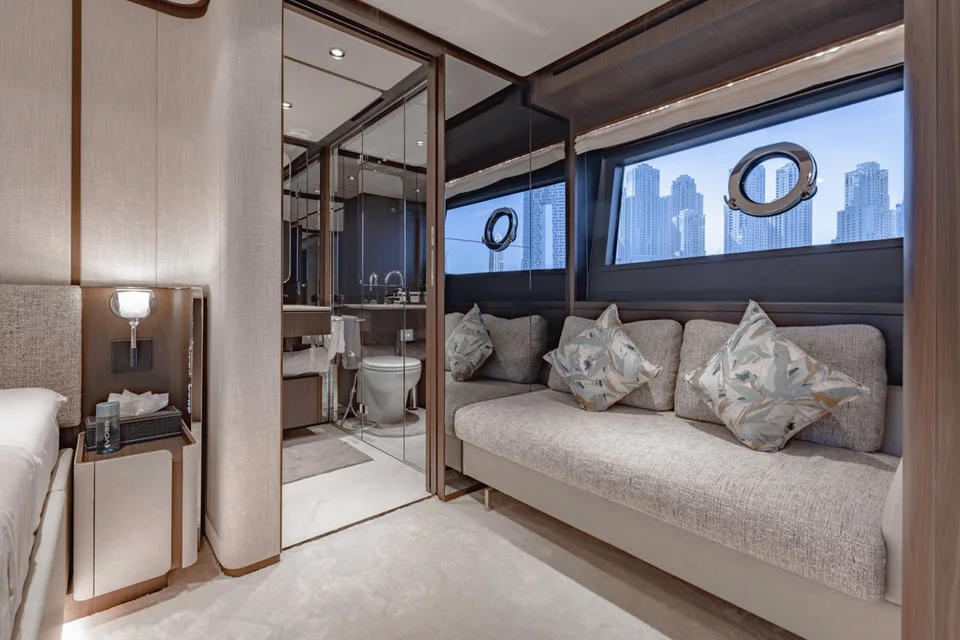 Ferretti Yachts 860