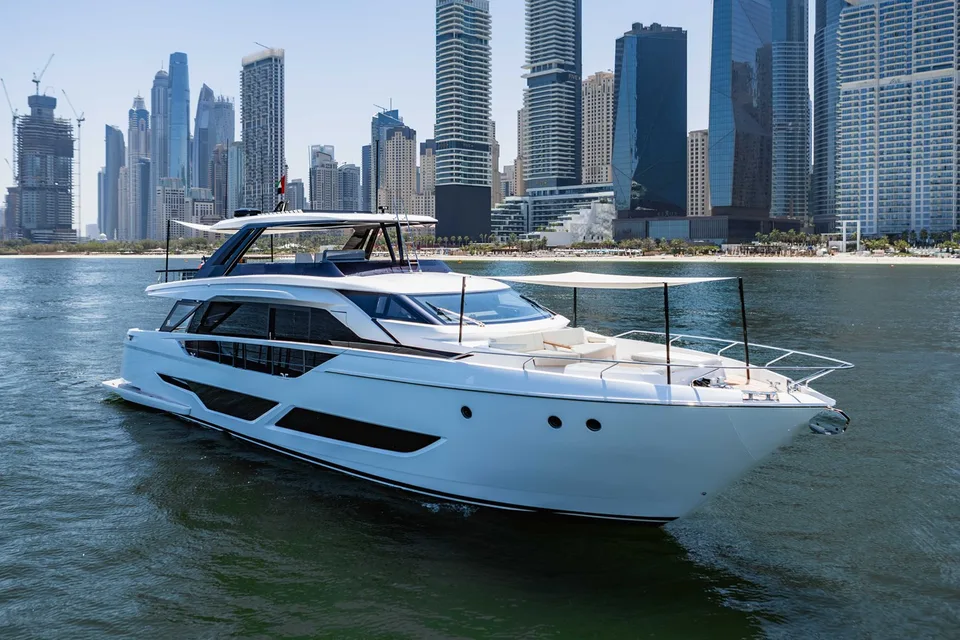 Ferretti Yachts 860