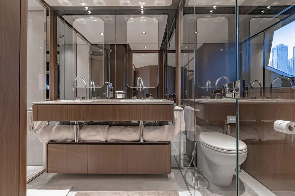 Ferretti Yachts 860