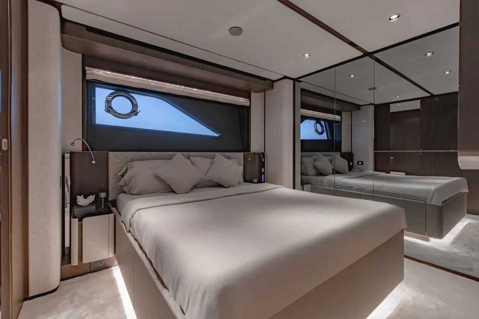 Ferretti Yachts 860