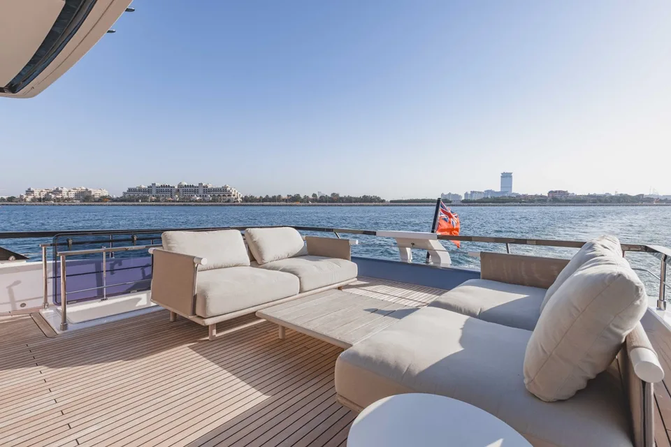 Ferretti Yachts 860