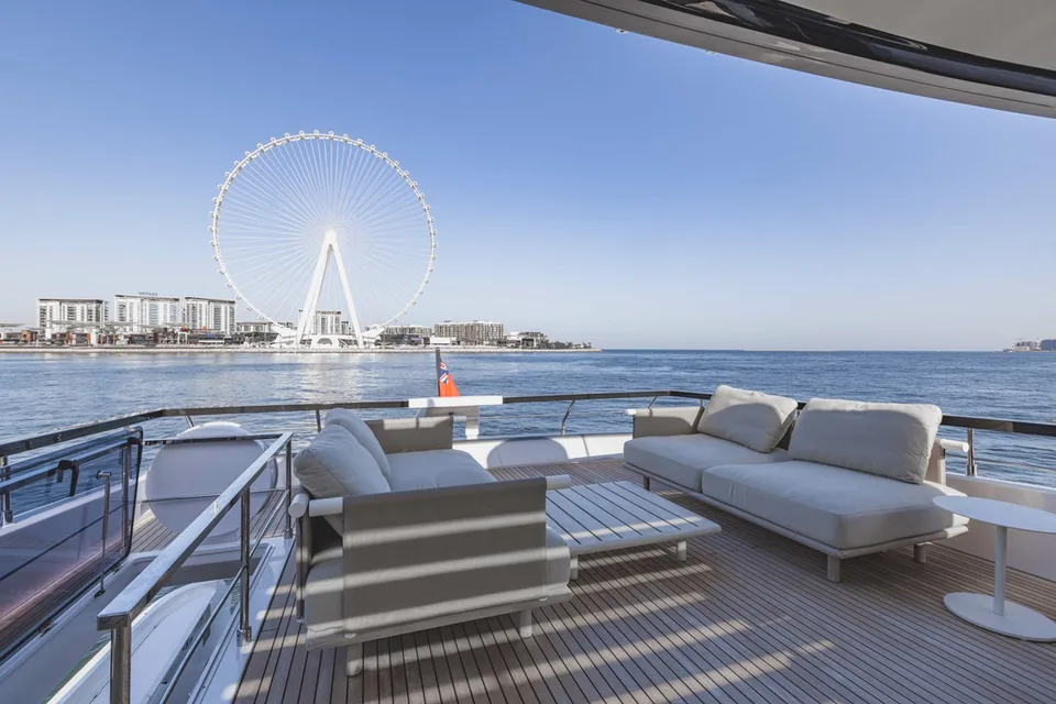 Ferretti Yachts 860