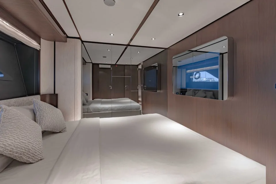 Ferretti Yachts 860