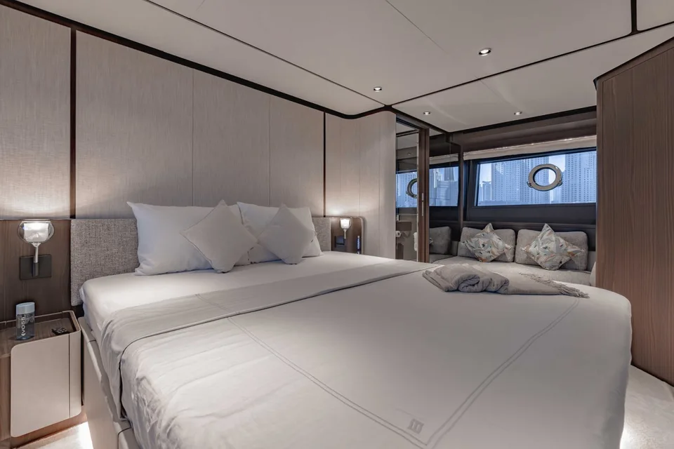 Ferretti Yachts 860