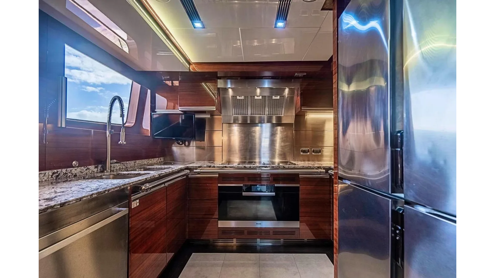 Benetti Classic 121