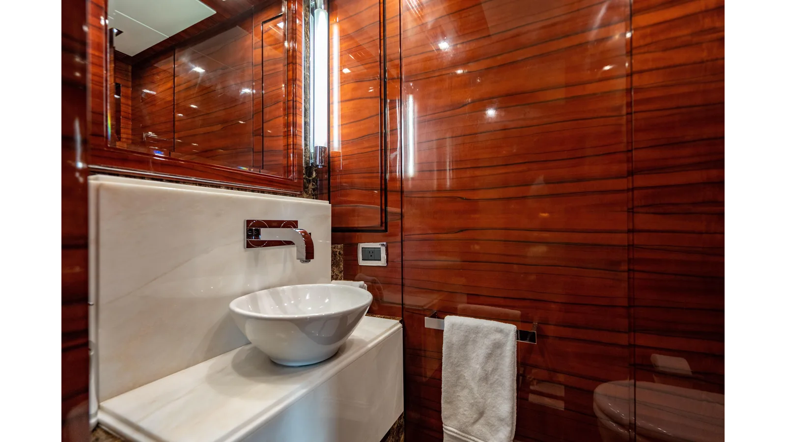 Benetti Classic 121