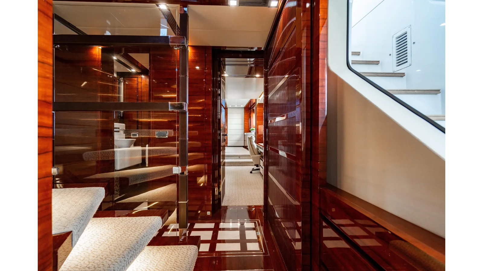 Benetti Classic 121