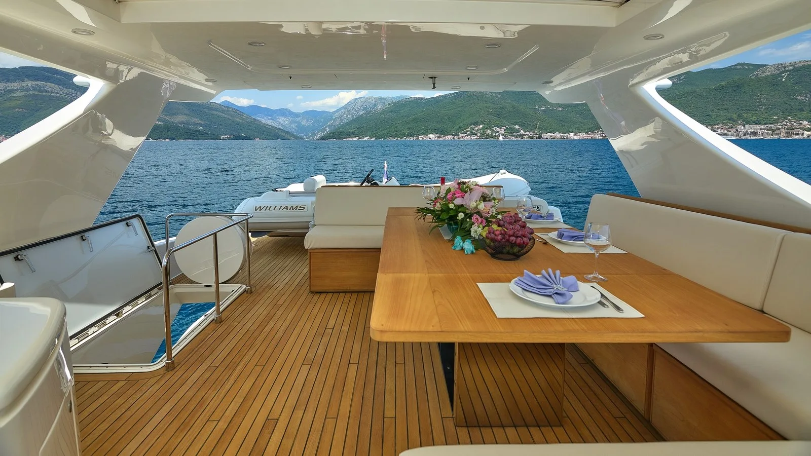 Ferretti Yachts 780