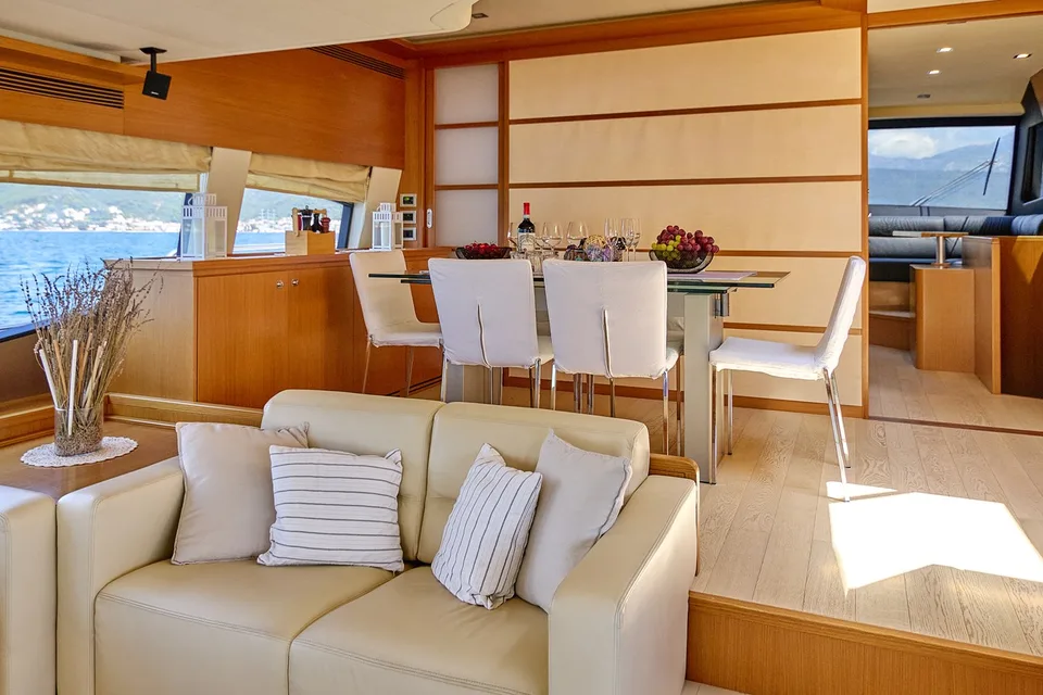 Ferretti Yachts 780