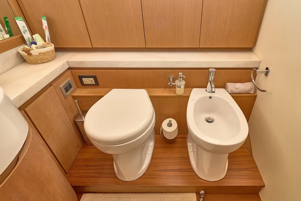 Ferretti Yachts 780