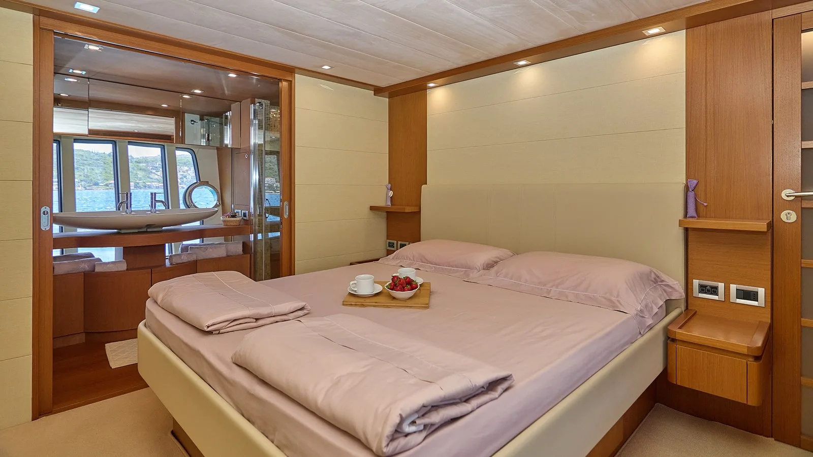 Ferretti Yachts 780