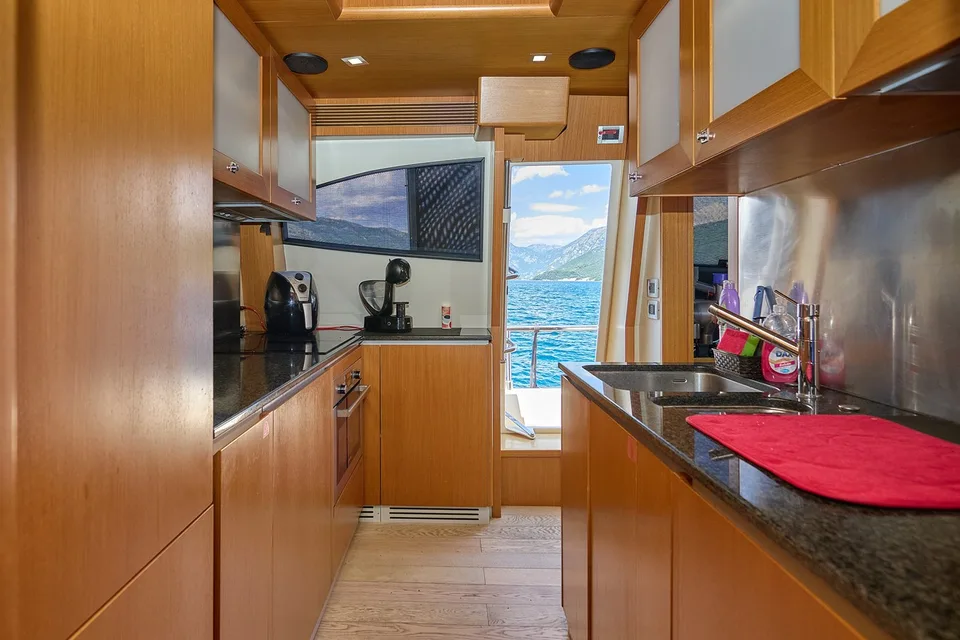 Ferretti Yachts 780