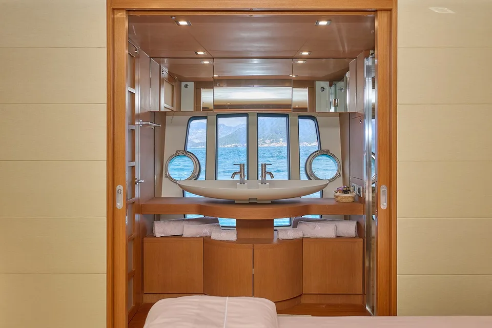 Ferretti Yachts 780