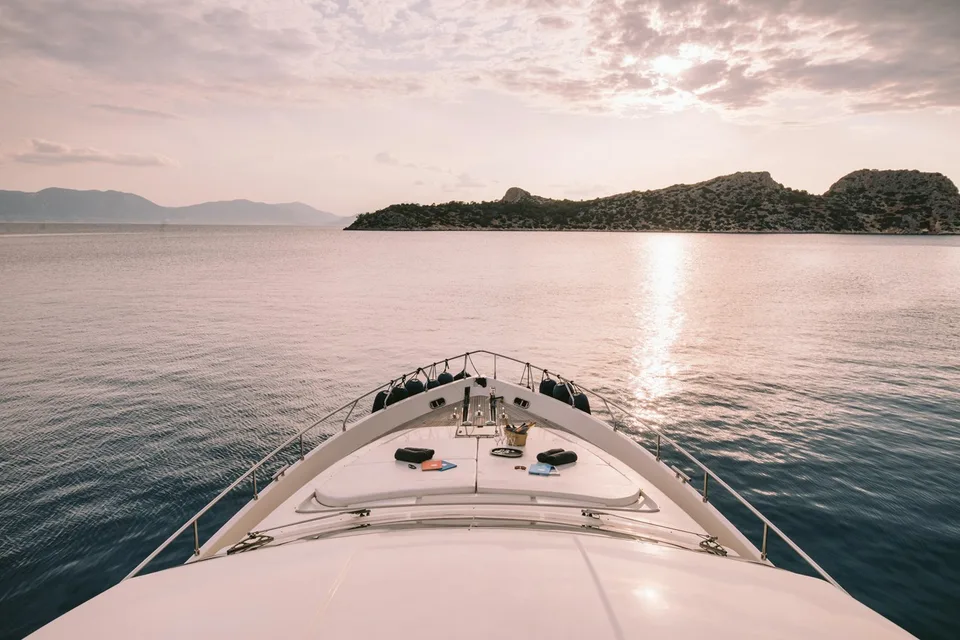 Ferretti Yachts 830