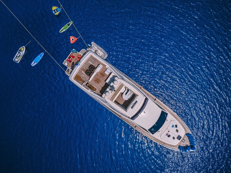 Ferretti Yachts 830