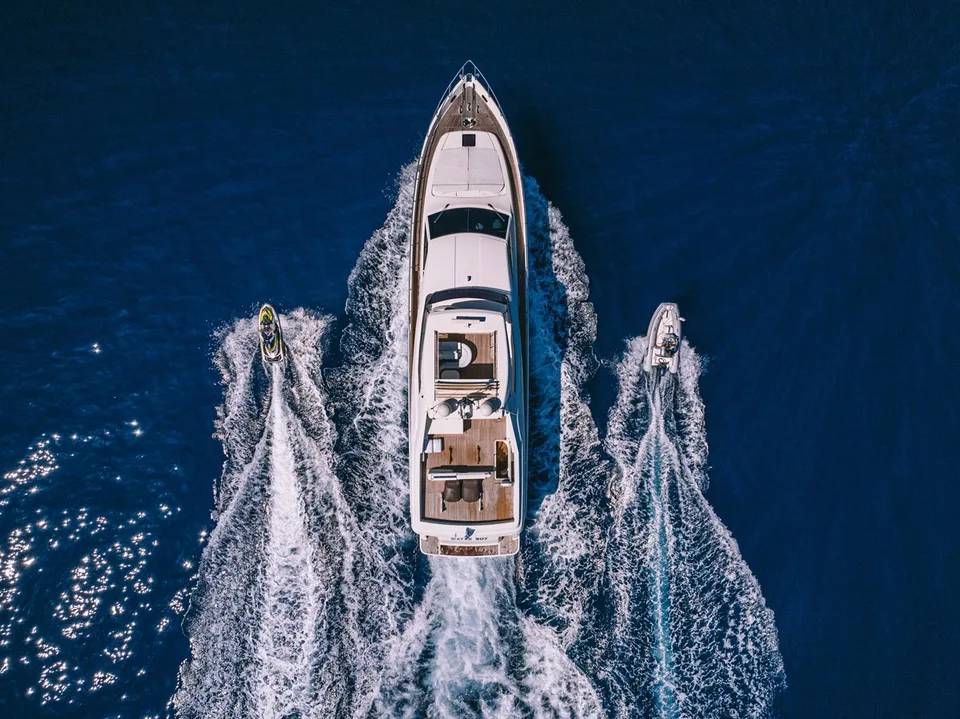 Ferretti Yachts 830