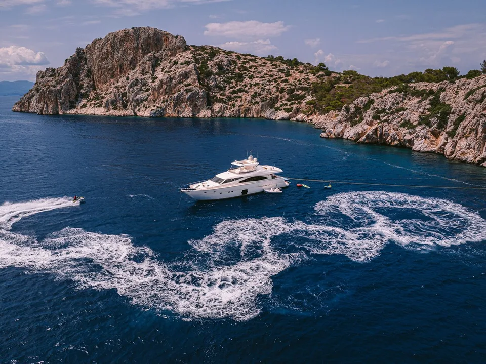 Ferretti Yachts 830