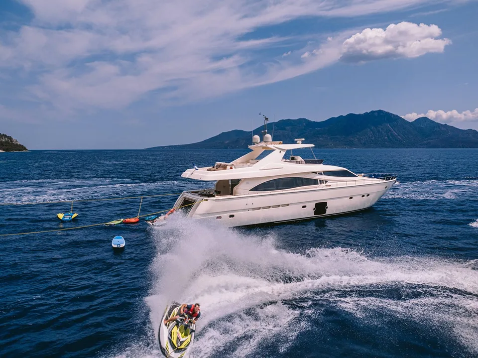 Ferretti Yachts 830
