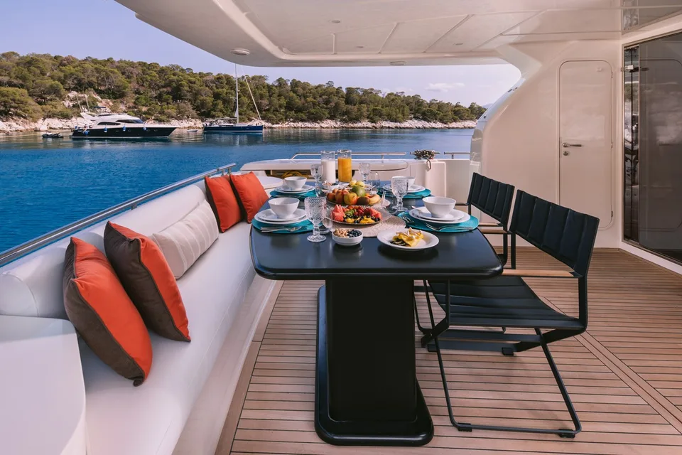 Ferretti Yachts 830