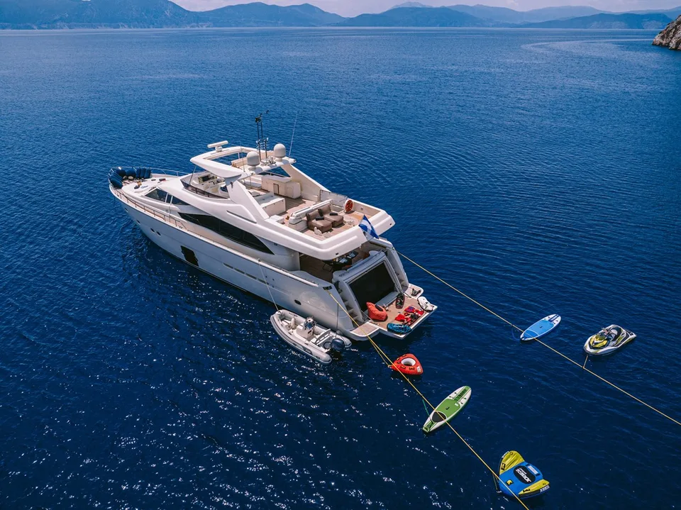 Ferretti Yachts 830