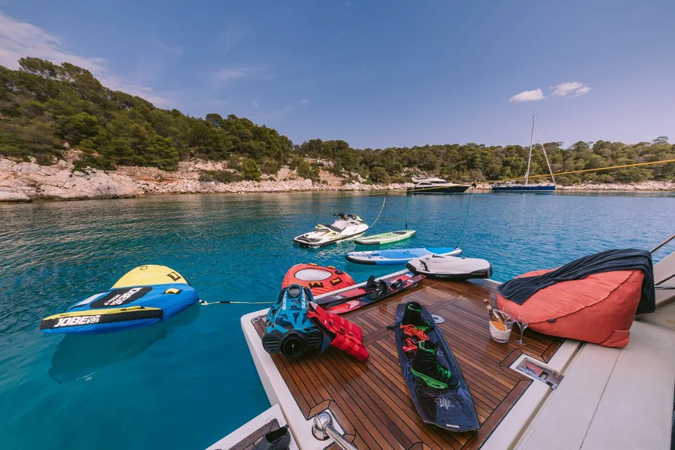 Ferretti Yachts 830