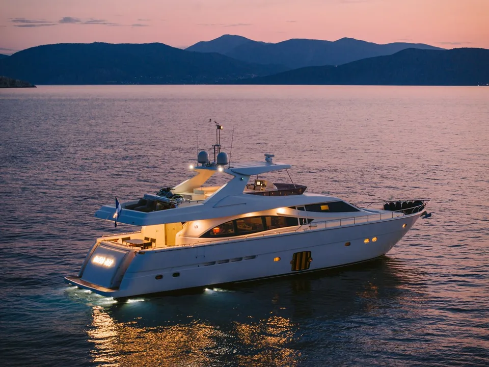 Ferretti Yachts 830