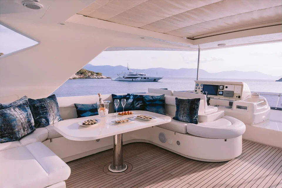 Ferretti Yachts 830
