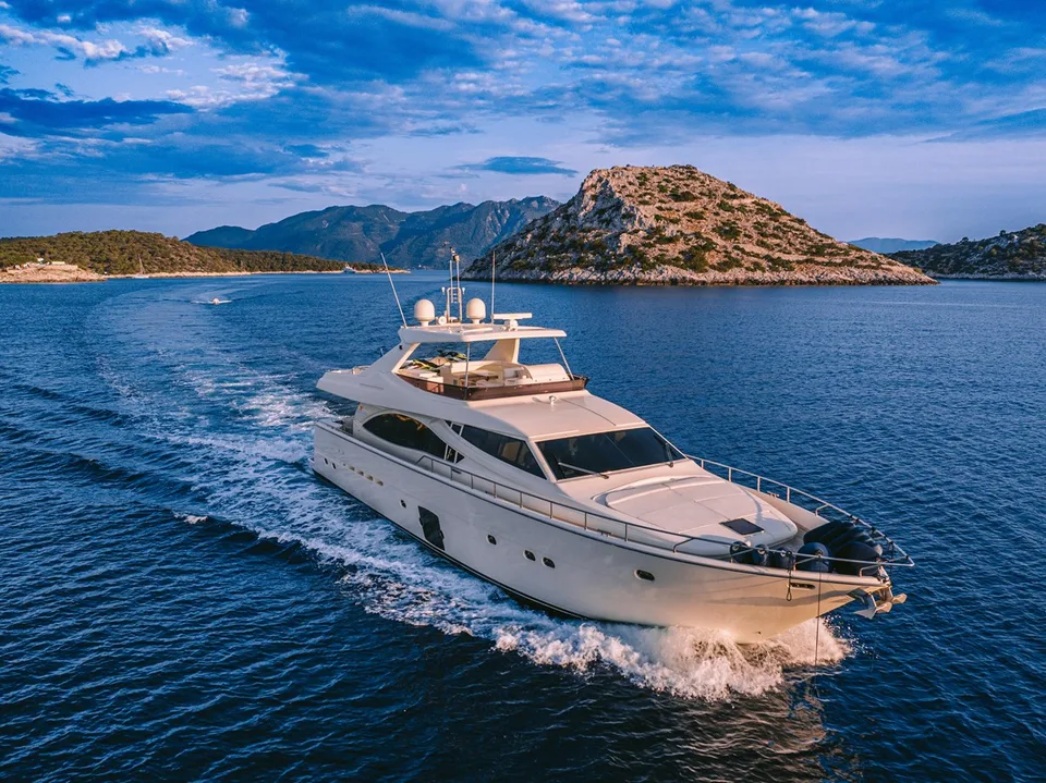 Ferretti Yachts 830