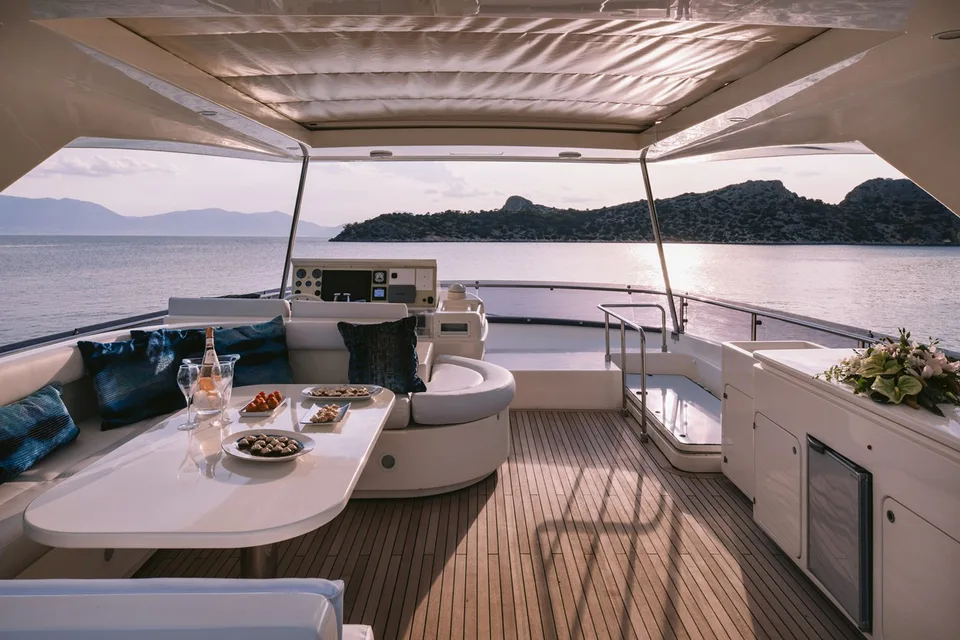 Ferretti Yachts 830