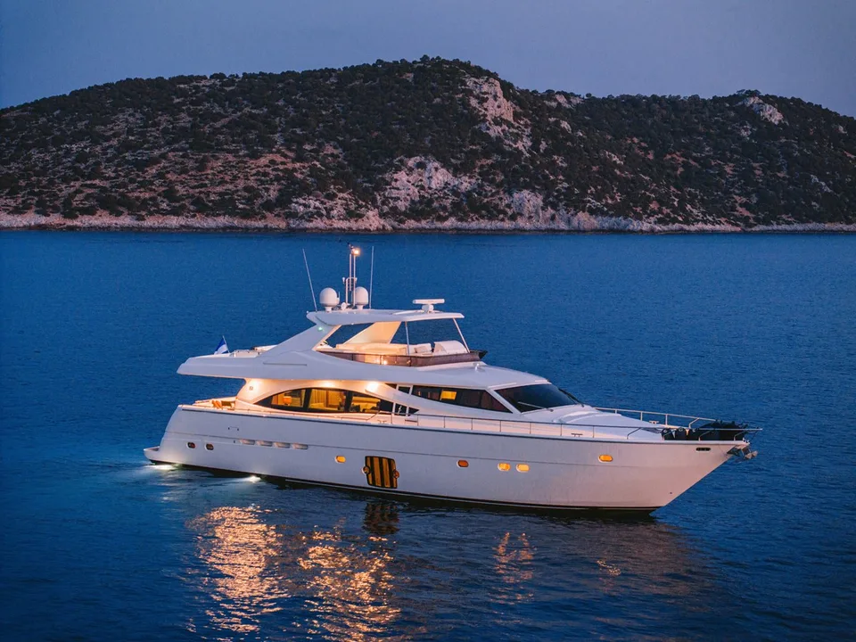 Ferretti Yachts 830