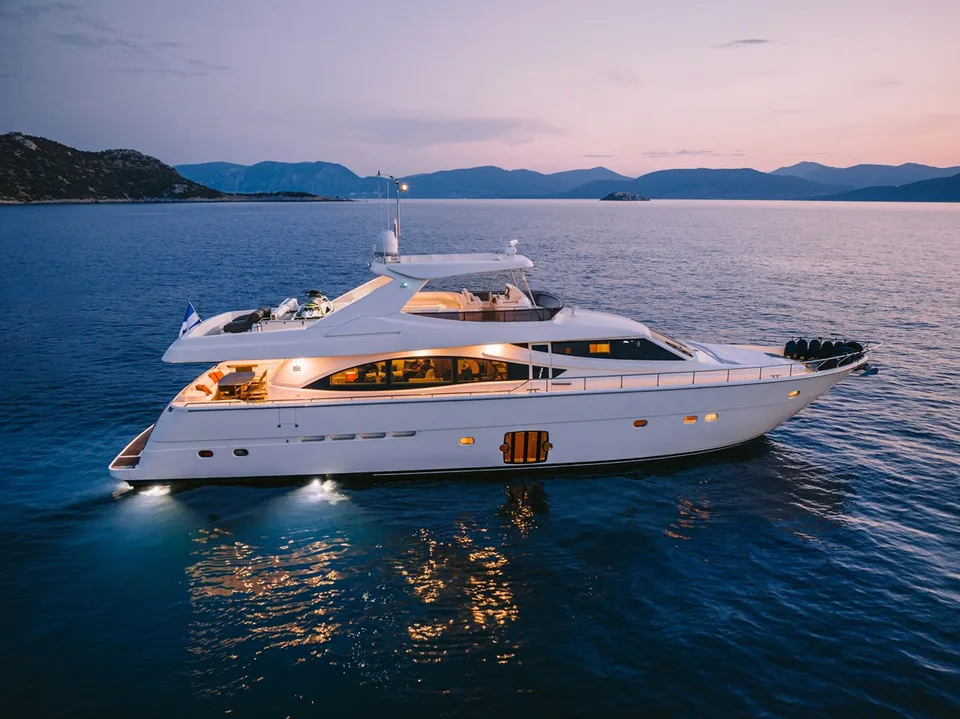 Ferretti Yachts 830