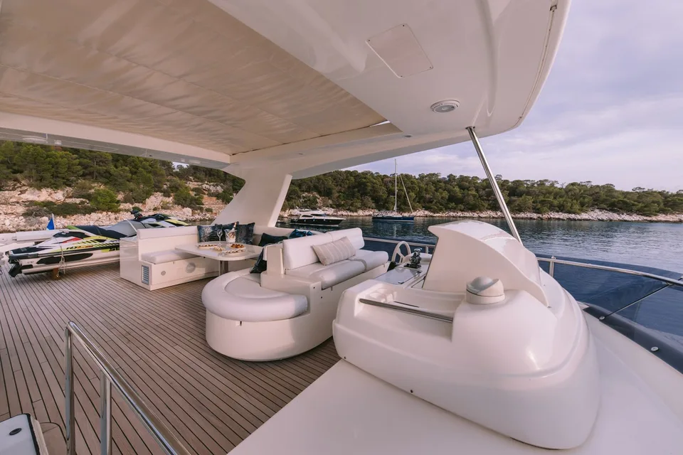 Ferretti Yachts 830