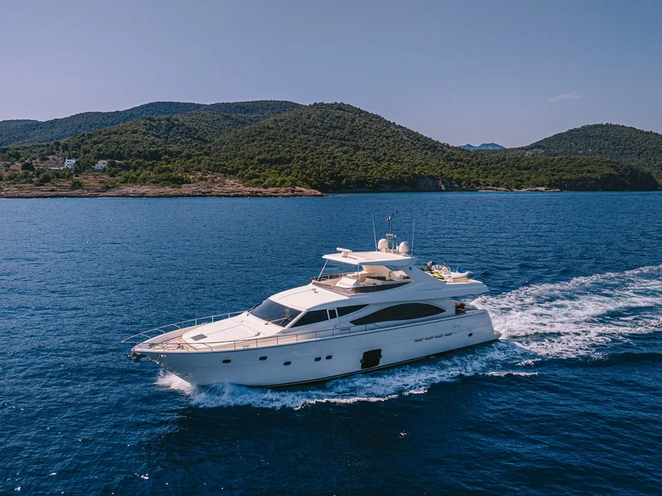 Ferretti Yachts 830