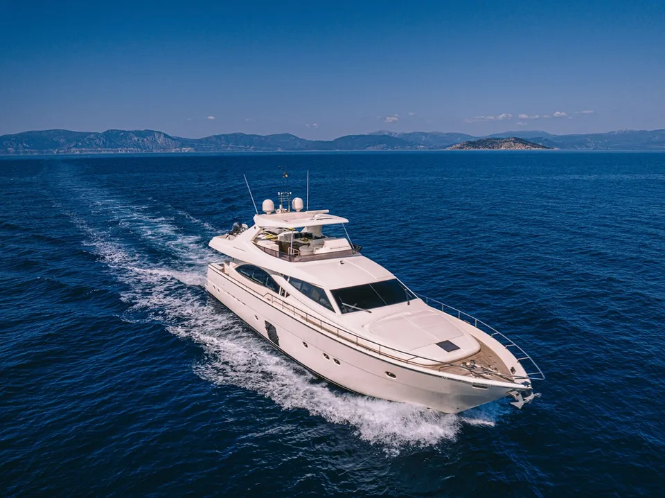 Ferretti Yachts 830
