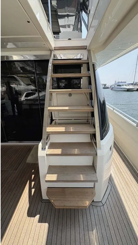 Ferretti Yachts 780