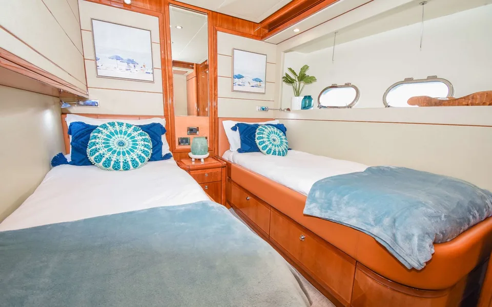 Ferretti Yachts 881