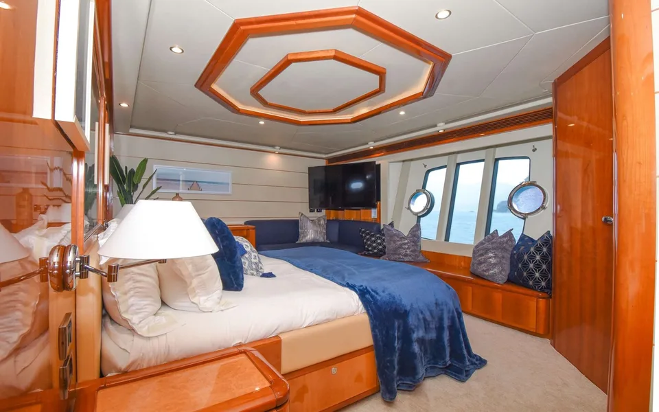 Ferretti Yachts 881