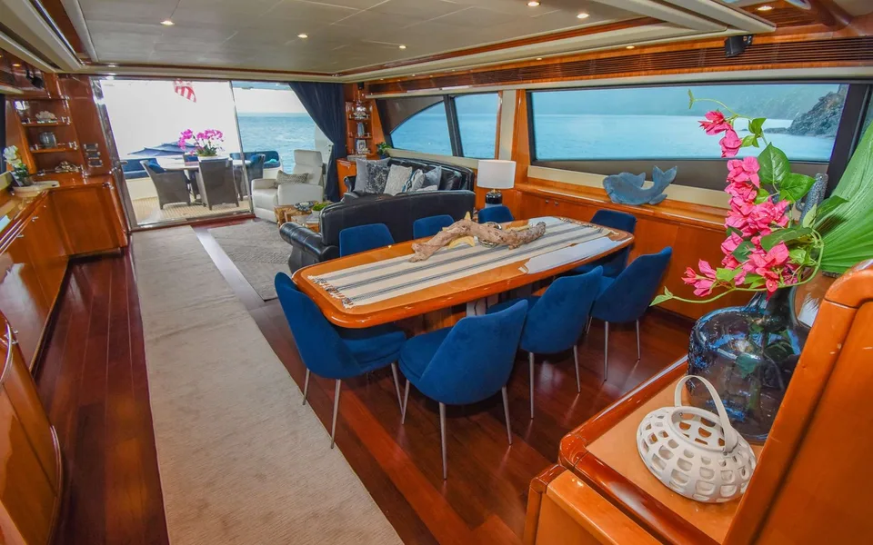 Ferretti Yachts 881